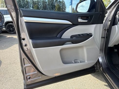Used 2018 Toyota Highlander XLE AWD/4WD image 16
