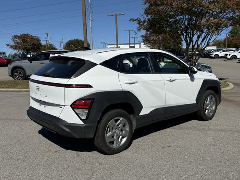 Used 2024 Hyundai Kona SE image 6