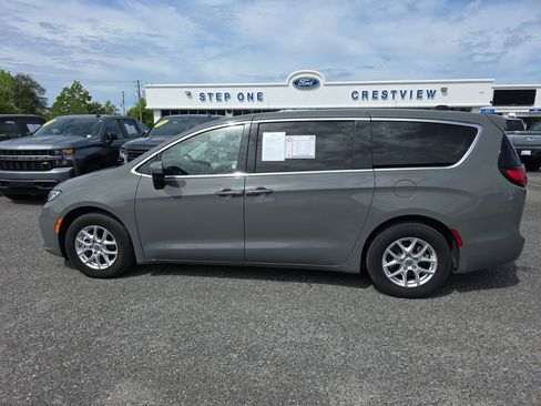 Used 2023 Chrysler Pacifica Touring-L image 8