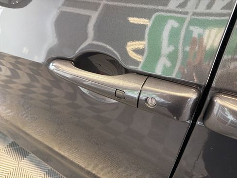 Used 2023 Chrysler Pacifica Touring-L FWD image 9