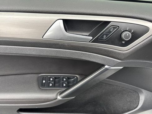 Used 2016 Volkswagen Golf SE image 16