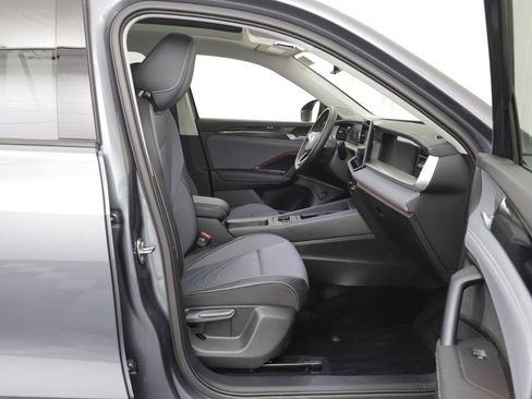Used 2025 Volkswagen Tiguan SE w/ Panoramic Sunroof Package AWD/4WD image 19