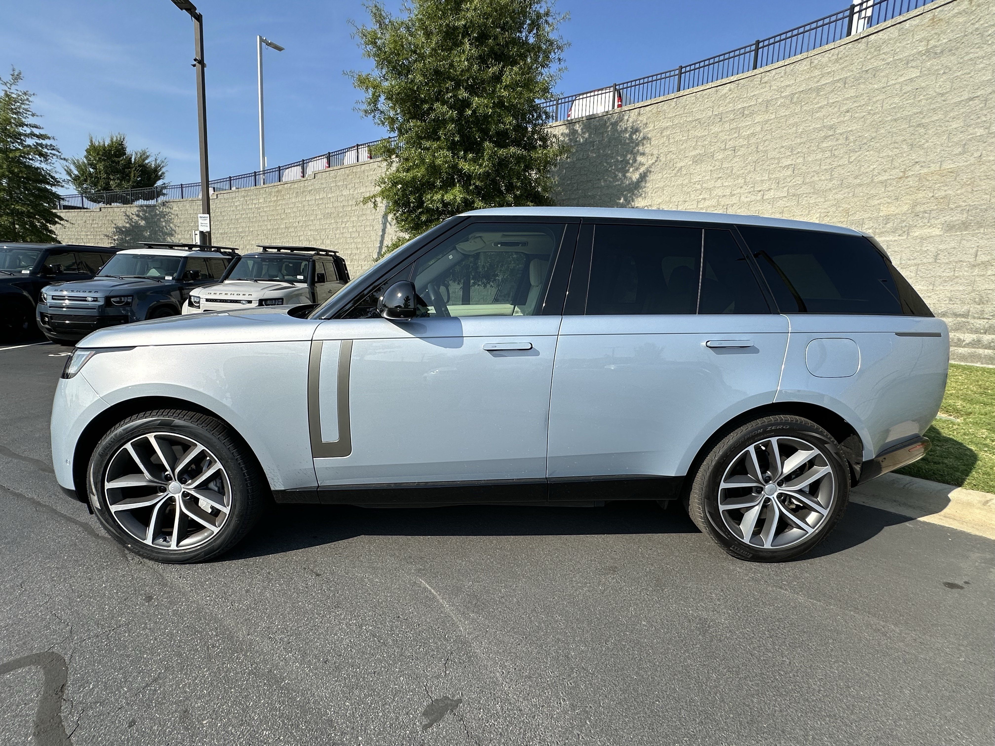 Certified 2025 Land Rover Range Rover SE AWD/4WD image 4