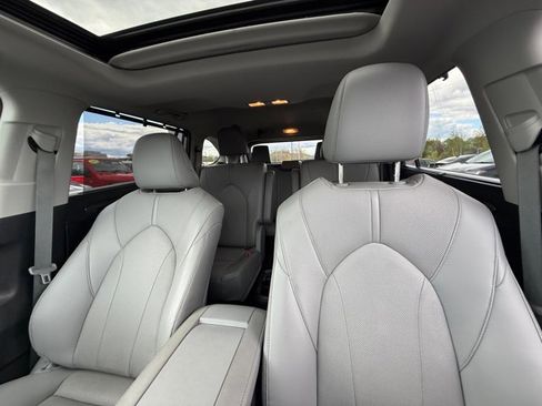 Used 2023 Toyota Highlander Limited AWD/4WD image 34