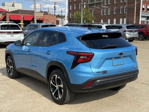Used 2025 Chevrolet Trax RS w/ Sunroof Package image 3