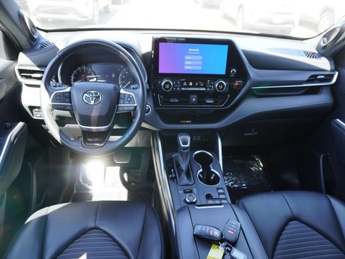 Used 2024 Toyota Highlander XSE AWD/4WD image 2