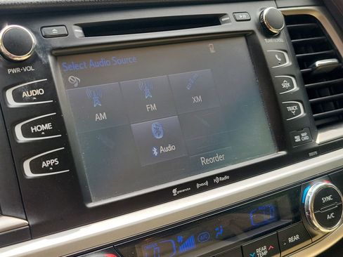 Used 2017 Toyota Highlander XLE image 25