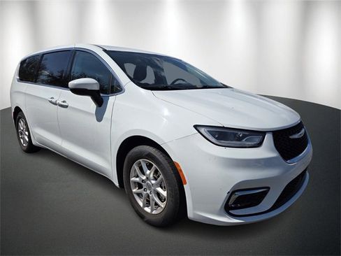 Used 2023 Chrysler Pacifica Touring-L image 3