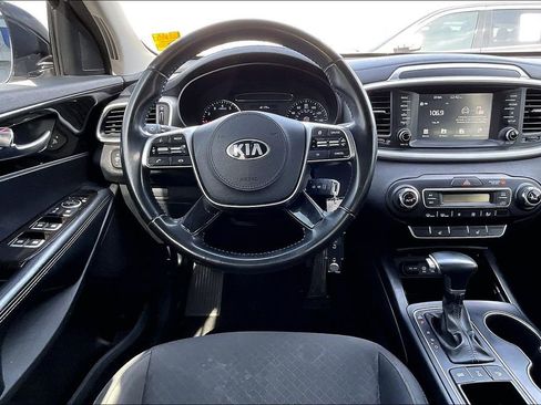 Used 2019 Kia Sorento S image 8