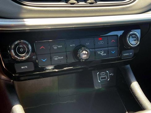 Certified 2025 Jeep Compass Limited AWD/4WD image 30