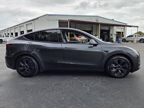 Used 2024 Tesla Model Y 2WD image 6