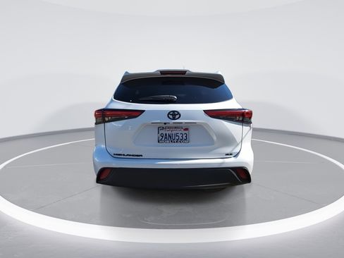 Used 2022 Toyota Highlander XLE image 7