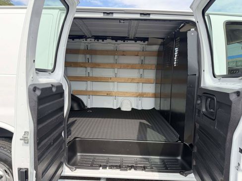 Used 2022 Chevrolet Express 2500 w/ Driver Convenience Package RWD image 8