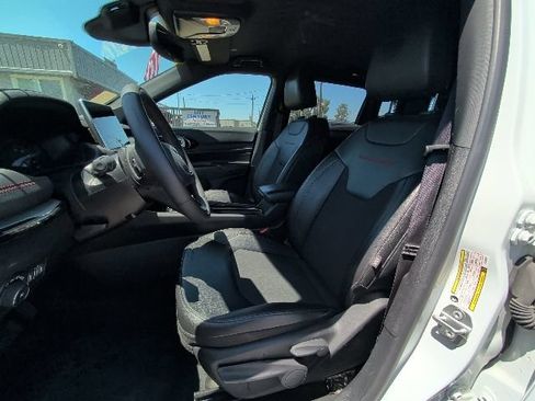 Used 2025 Jeep Compass Trailhawk AWD/4WD image 4