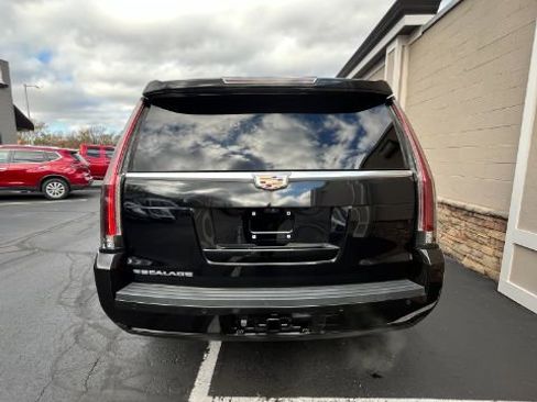 Used 2018 Cadillac Escalade Luxury image 8