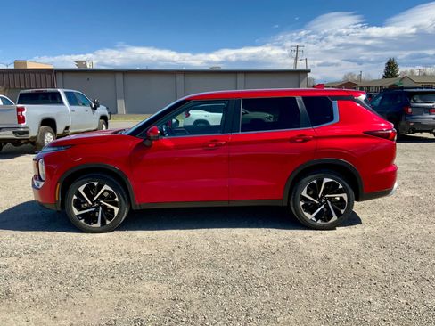 Used 2024 Mitsubishi Outlander SE image 2