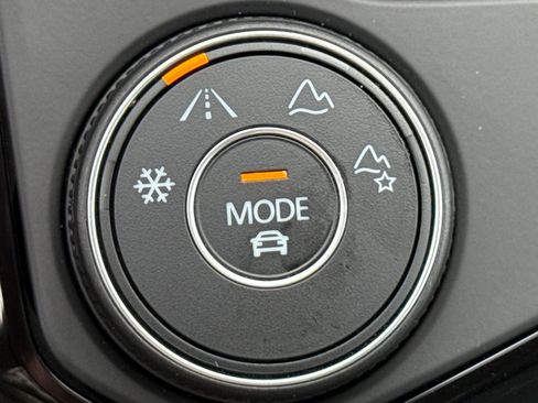 Certified 2024 Volkswagen Taos SE image 28