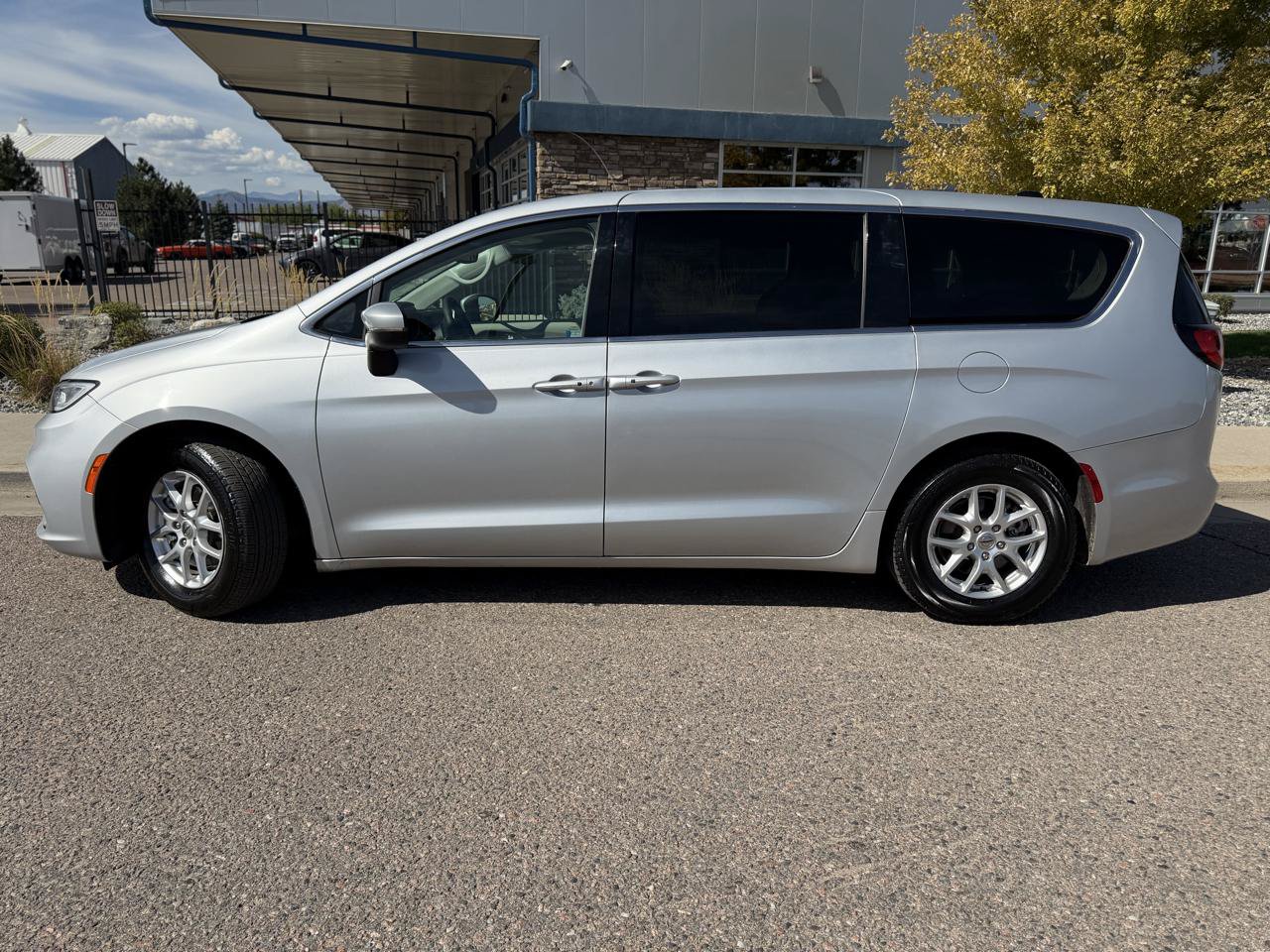Used 2023 Chrysler Pacifica Touring-L FWD image 2