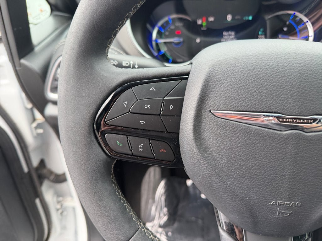 Used 2023 Chrysler Pacifica Limited w/ Uconnect Theater Family Group FWD image 15