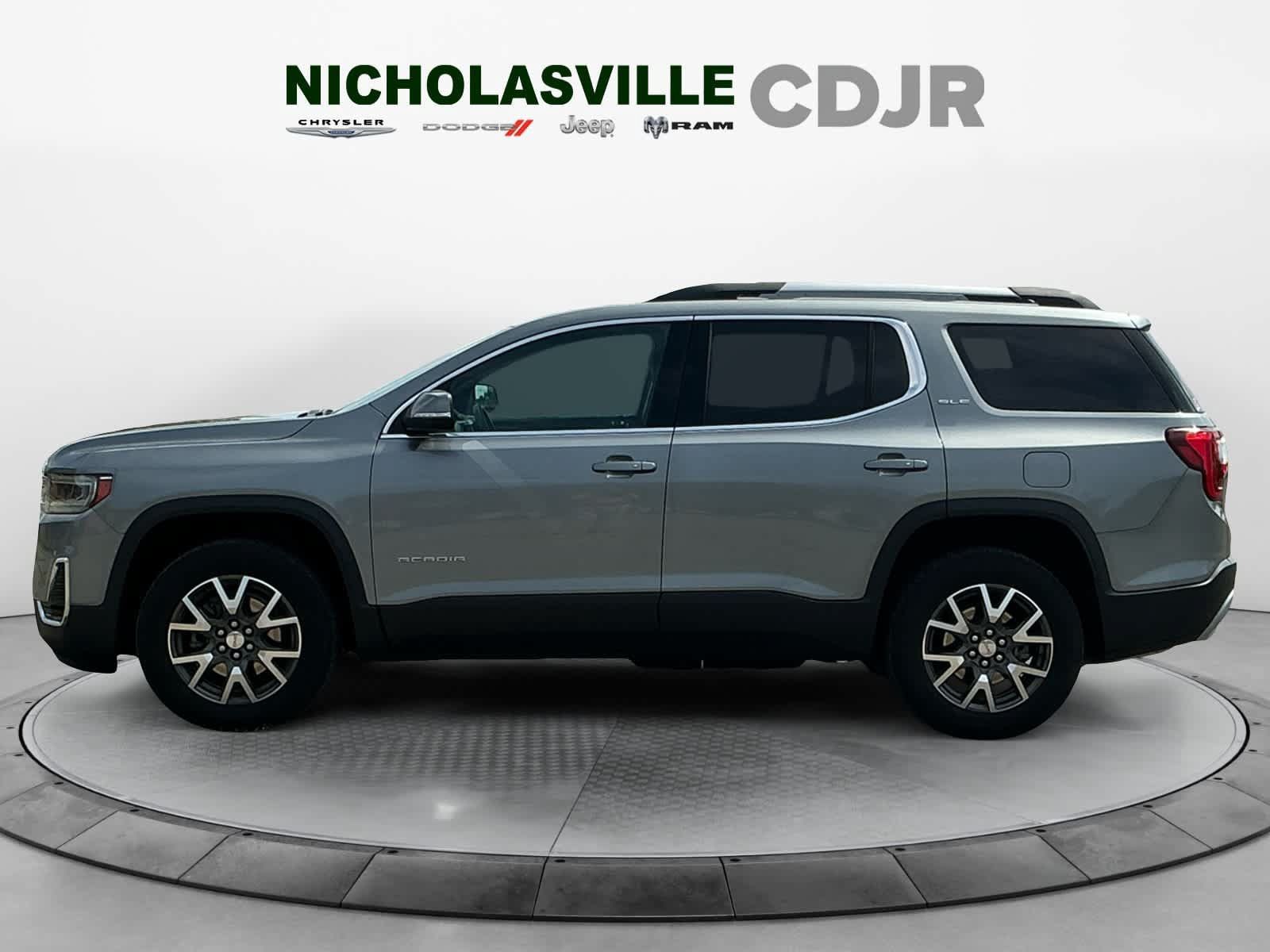 Used 2023 GMC Acadia SLE w/ Driver Convenience Package FWD image 2