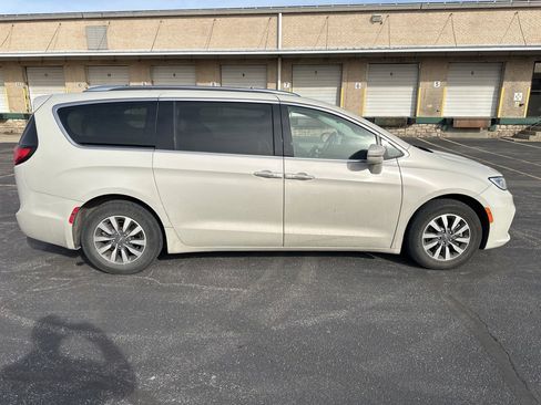 Used 2021 Chrysler Pacifica Touring-L image 5