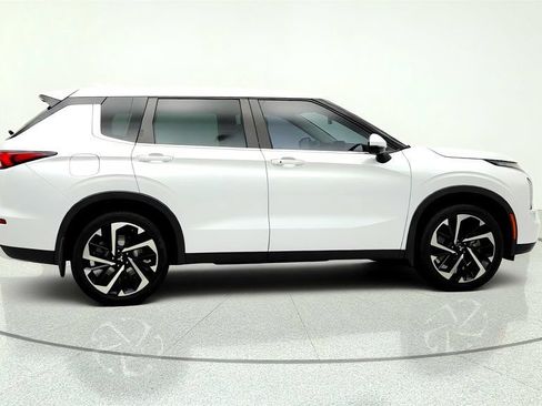 Used 2023 Mitsubishi Outlander SE FWD image 4