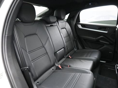 Certified 2024 Porsche Cayenne Coupe AWD/4WD image 27