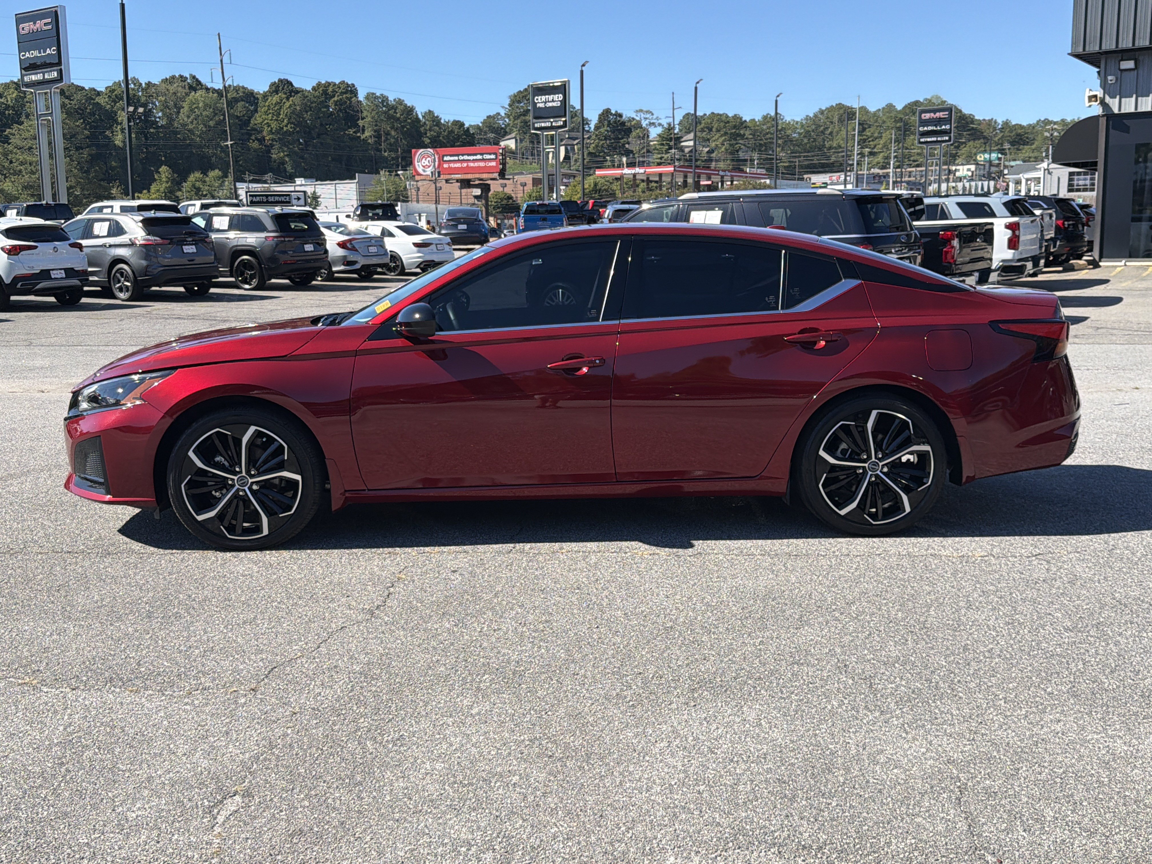 Used 2023 Nissan Altima 2.5 SR w/ SR Premium Package FWD image 9