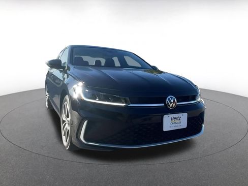 Used 2025 Volkswagen Jetta SE image 3