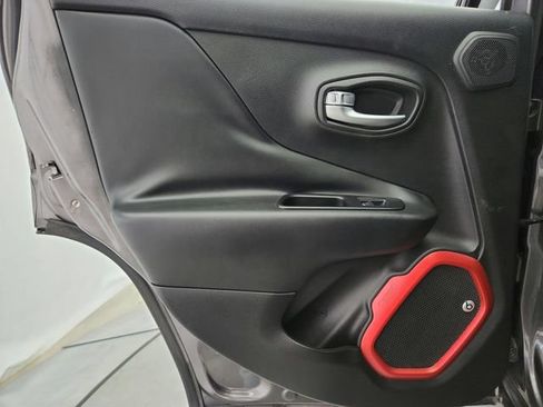 Used 2018 Jeep Renegade Trailhawk AWD/4WD image 24