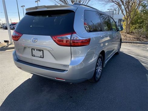 Used 2020 Toyota Sienna Limited image 8