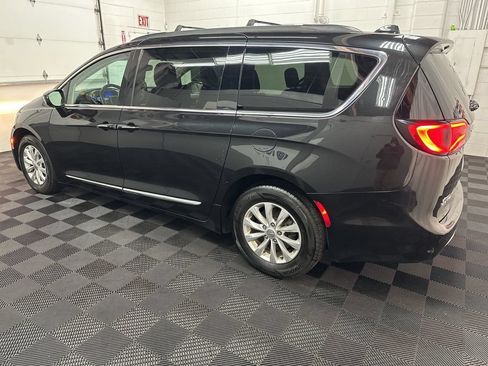 Used 2017 Chrysler Pacifica Touring-L FWD image 6