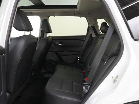 Used 2024 Nissan Rogue SV w/ SV Premium Package image 17