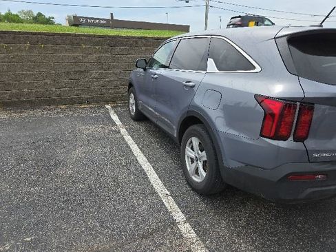 Used 2023 Kia Sorento LX FWD image 14
