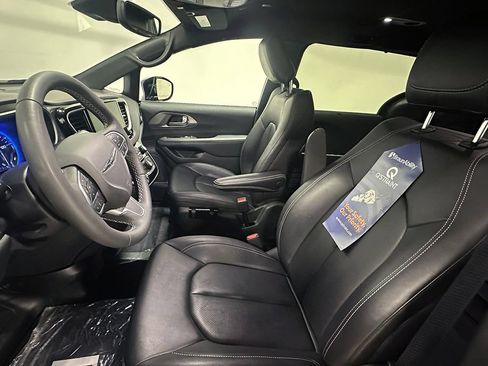 Used 2025 Chrysler Pacifica Select FWD image 18