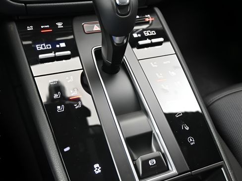 Used 2026 Porsche Macan AWD/4WD image 14