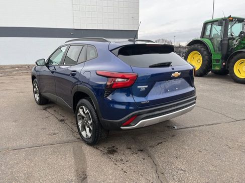 Used 2024 Chevrolet Trax LT w/ Driver Confidence Package image 5