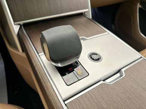 Used 2025 Land Rover Range Rover SE image 10