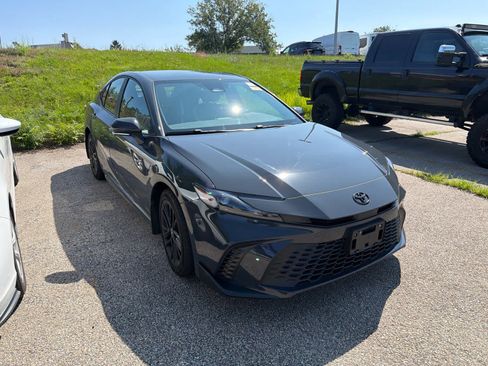 Used 2025 Toyota Camry SE AWD/4WD image 3