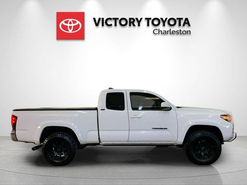 Used 2022 Toyota Tacoma SR5 w/ SR5 Appearance Package (SM) AWD/4WD image 6