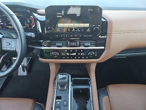 Used 2024 Nissan Pathfinder Platinum image 7