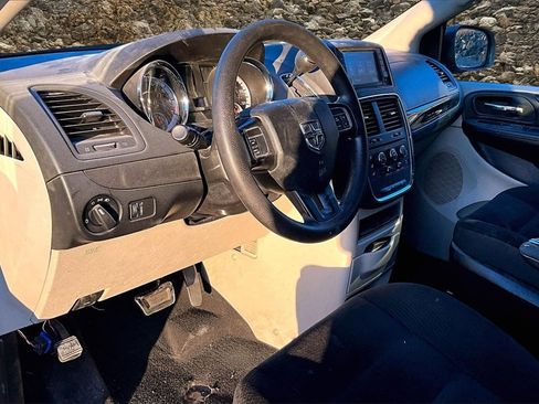 Used 2019 Dodge Grand Caravan SE image 12