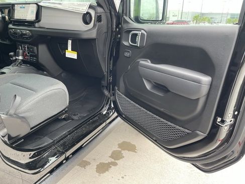 New 2025 Jeep Gladiator Sport image 21