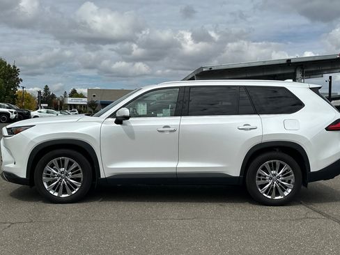 Used 2024 Toyota Grand Highlander AWD image 7