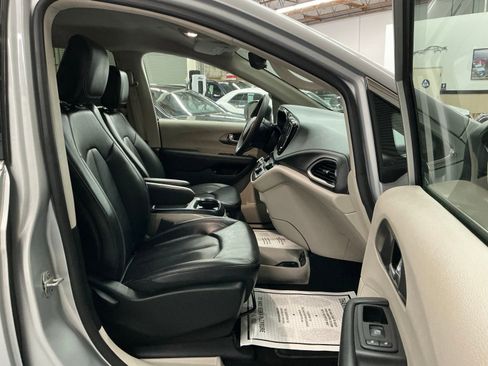 Used 2023 Chrysler Pacifica Touring-L image 12