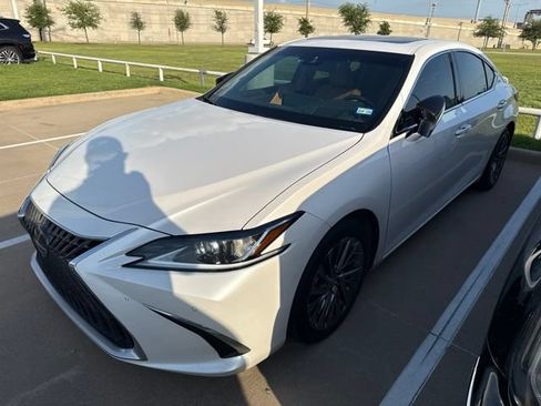 Used 2024 Lexus ES 300h w/ Technology Package FWD image 2