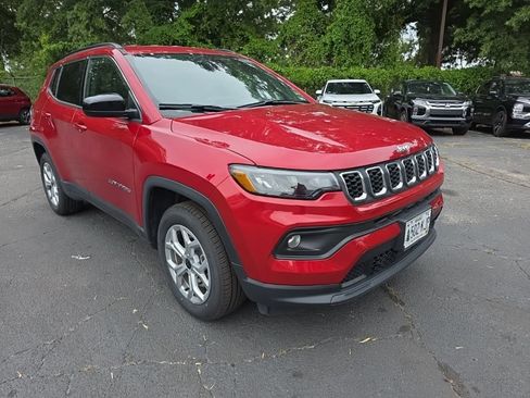 Used 2025 Jeep Compass Latitude AWD/4WD image 3