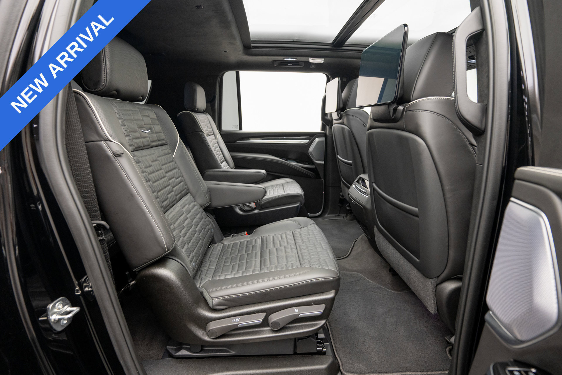 Used 2026 Cadillac Escalade ESV V w/ LPO, ONYX Package AWD/4WD image 18