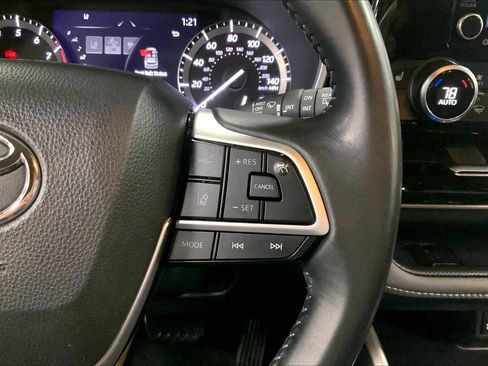 Used 2022 Toyota Highlander XLE AWD/4WD image 25
