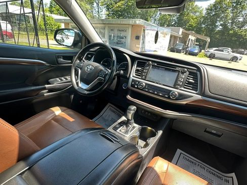 Used 2018 Toyota Highlander Limited AWD/4WD image 35